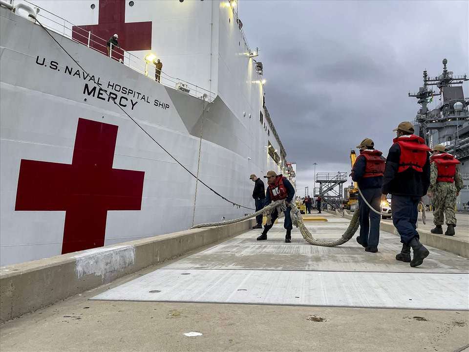 Tàu Bệnh viện Hải quân Mỹ chuẩn bị khởi hành từ Căn cứ Hải quân San Diego, ngày 3.5.2022, bắt đầu thực hiện Chương trình Đối tác Thái Bình Dương 2022. Ảnh: US Navy