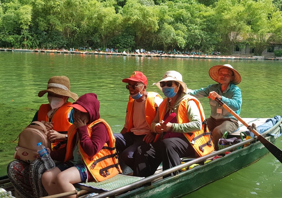 Hiện trên địa bàn tỉnh Ninh Bình có gần 5.000 lái đò tại các khu, điểm du lịch. Ảnh: NT