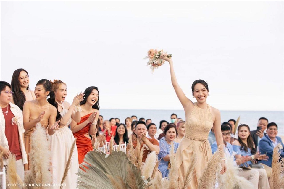 Diệu Nhi bắt được hoa cưới trong hôn lễ của Minh Hằng. Ảnh: FBNV