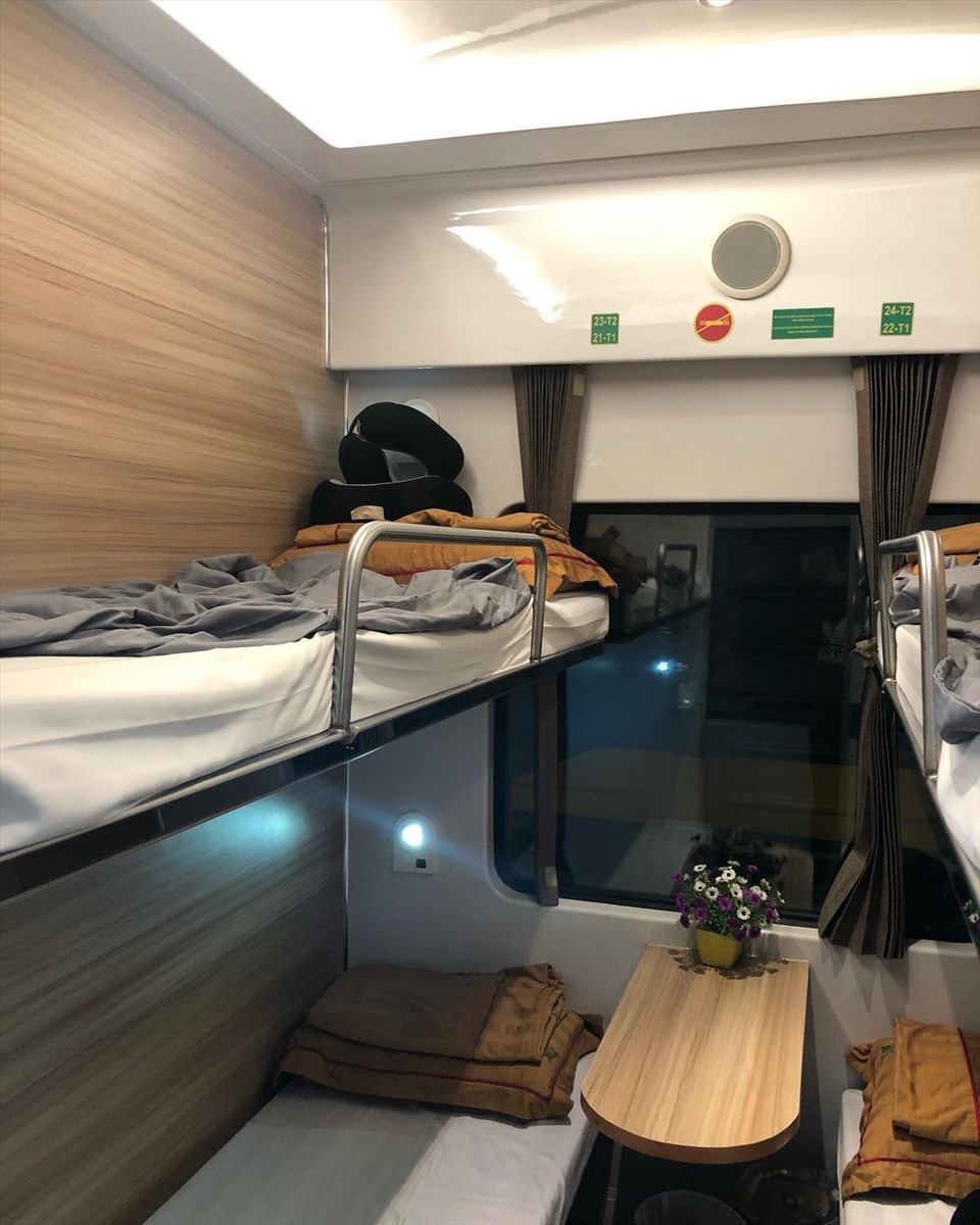 Bên trong một khoang giường nằm tàu hỏa tại Việt Nam. - Ảnh: hatti.alen