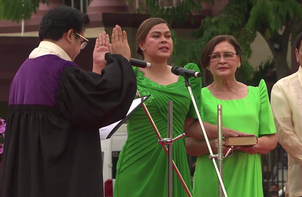 Bà Sara Duterte (giữa) tuyên thệ nhậm chức Phó tổng thống Philippines. Ảnh: Presidential Communications