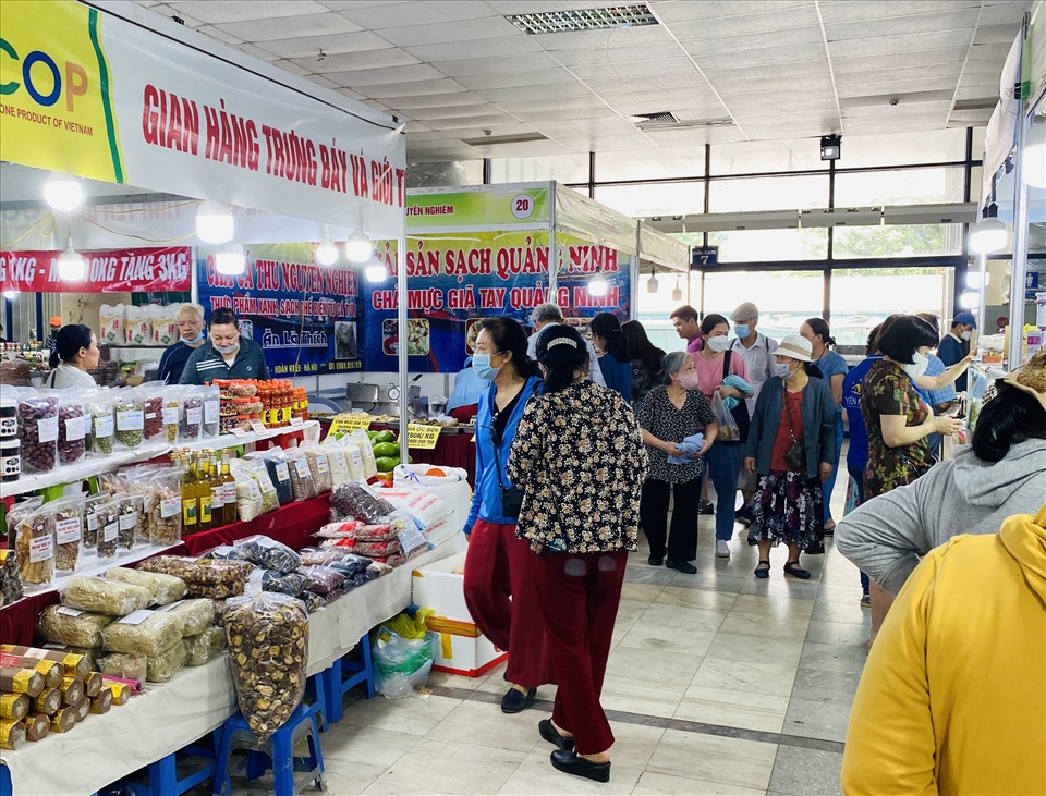 Đông đảo người dân tham quan, mua sắm tại phiên chợ.