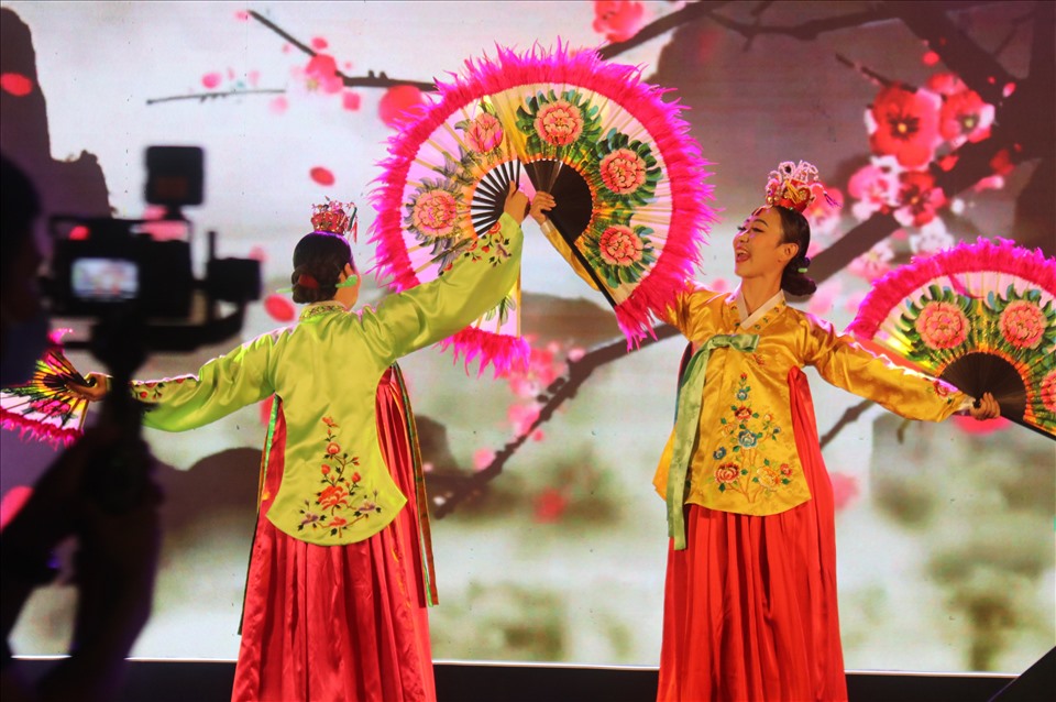 Liên hoan du lịch biển Nha Trang 2022 còn là nơi gặp gỡ giao lưu văn hóa, mở ra các hoạt động xúc tiến thương mại với Hàn Quốc và các quốc gia khác. Ảnh: Phương Linh
