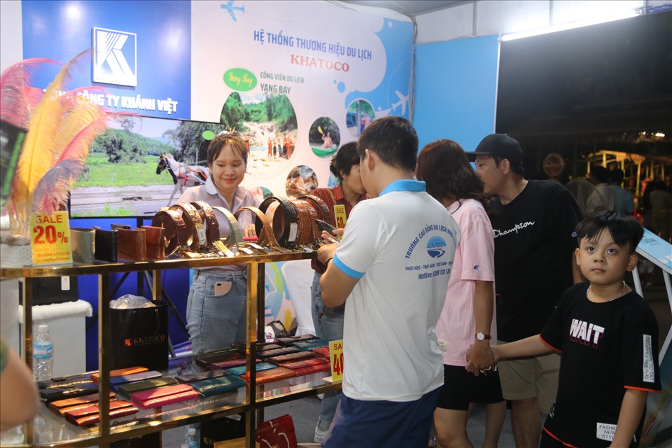 Du khách tìm hiểu sản phẩm đặc trưng của Khánh Hòa tại các gian hàng du lịch, thương mại ngay trung tâm quảng trường 2/4 Nha Trang. Ảnh: Phương Linh