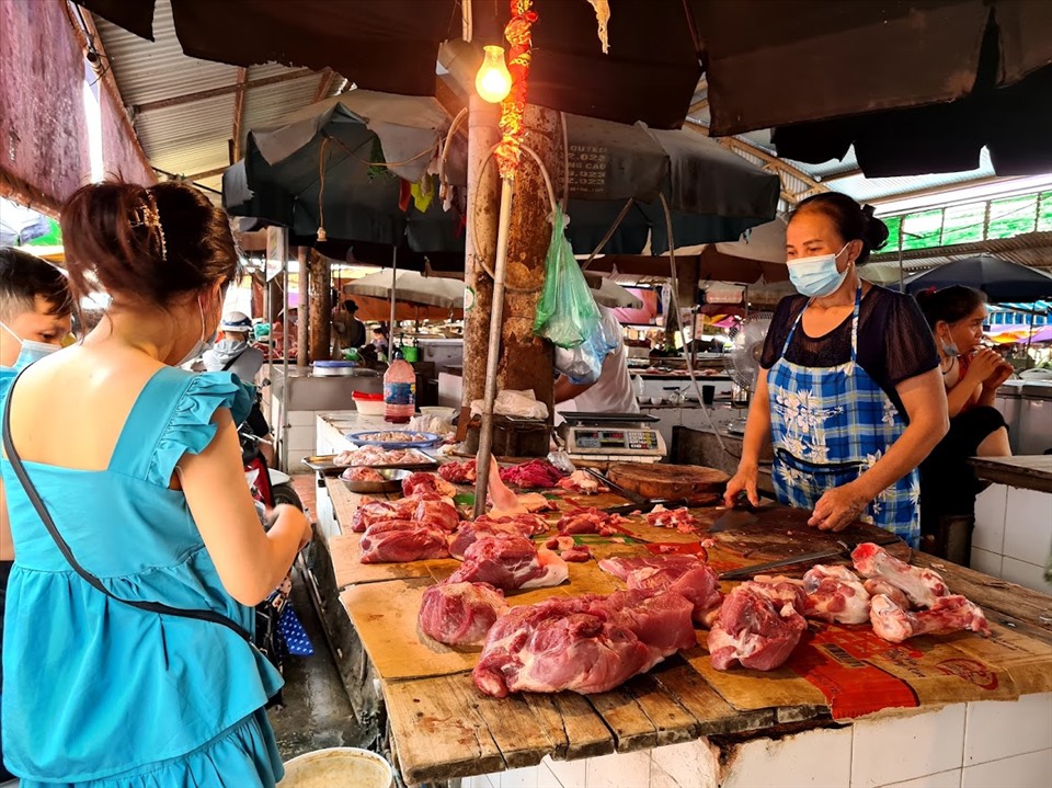 Dù giá lợn hơi giảm, nhưng giá thịt lợn tại các chợ vẫn rất cao, dao động từ 90.000-130.000 đồng/kg. Ảnh: Vũ Long