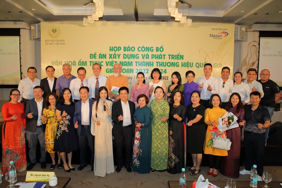 Các nghệ nhân, Ban chấp hành và các khách mời của buổi họp báo của Hiệp hội Văn hóa Ẩm thực Việt Nam