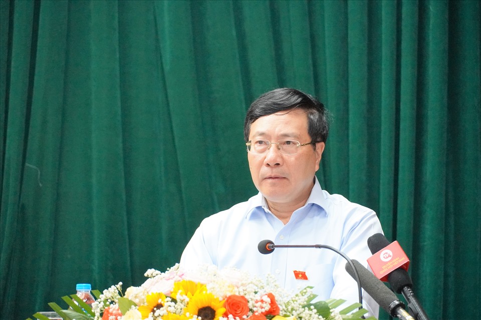 Phó Thủ tướng thường trực Phạm Bình Minh phát biểu trả lời ý kiến cử tri tại hội nghị. Ảnh: T.A