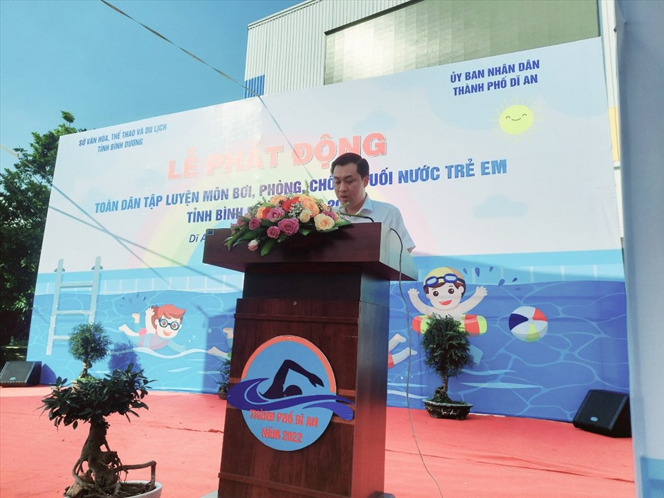 Ông Cao Văn Chóng – Phó Giám đốc Sở VHTTDL Bình Dương phát biểu tại Lễ phát động toàn dân tập luyện môn bơi, phòng, chống đuối nước năm 2022. Ảnh: H.A