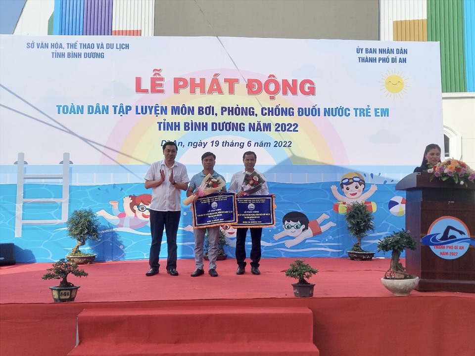 Ông Cao Văn Chóng – Phó Giám đốc Sở VHTTDL Bình Dương trao cờ lưu niệm, giấy chứng nhận cho học viên tại Lớp tập huấn Nghiệp vụ hướng dẫn viên cơ sở triển khai Chương trình bơi an toàn phòng, chống đuối nước trẻ em năm 2022. Ảnh: H.A