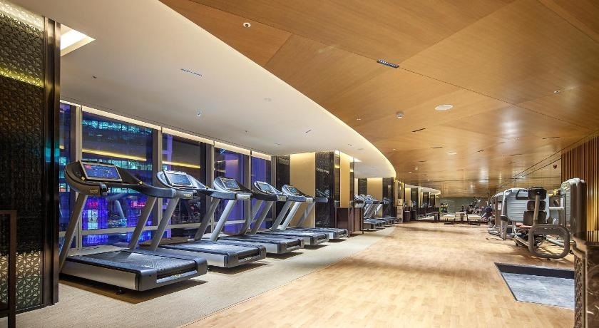 Phòng tập gym hiện đại, đầy đủ thiết bị, máy móc tập luyện.