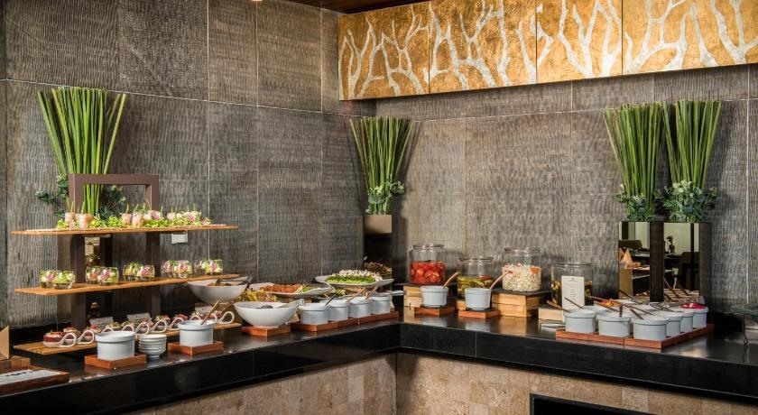 Một quầy buffet dành cho thực khách.