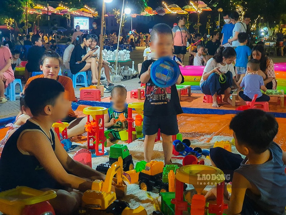 Phố đi bộ Trịnh Công Sơn khá đang dạng về không gian vui chơi cho cả người lớn và trẻ nhỏ.