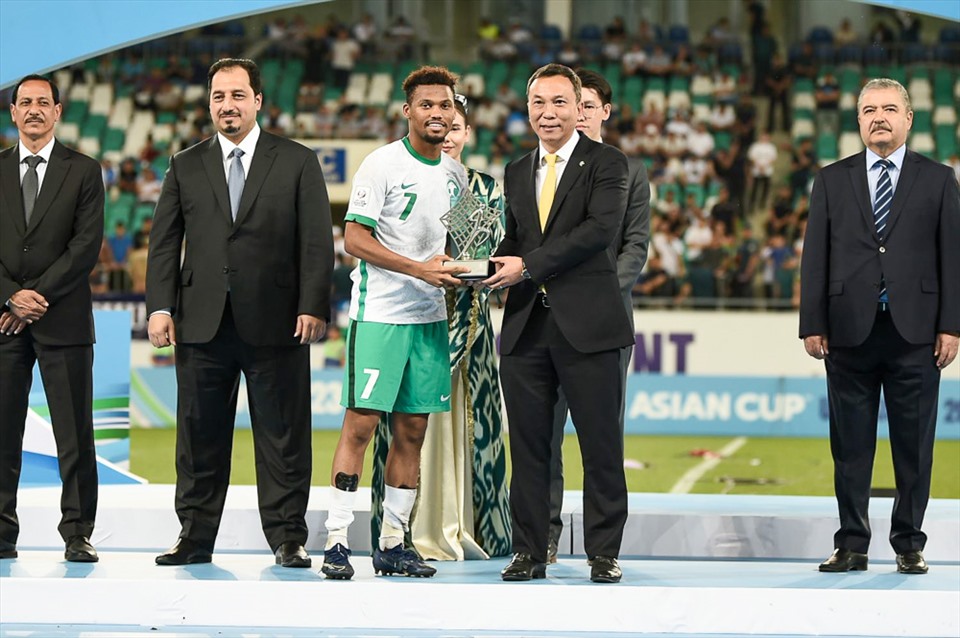 Quyền Chủ tịch VFF Trần Quốc Tuấn trao giải thưởng Cầu thủ xuất sắc nhất cho Ayman Yahya. Ảnh: AFC