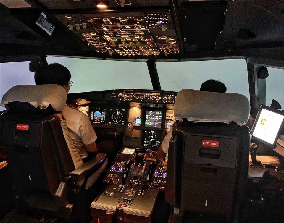 Hình ảnh học viên phi công Venture Aviation trong một giờ huấn luyện chuyển loại trong buồng SIM A320. Ảnh: A.T.