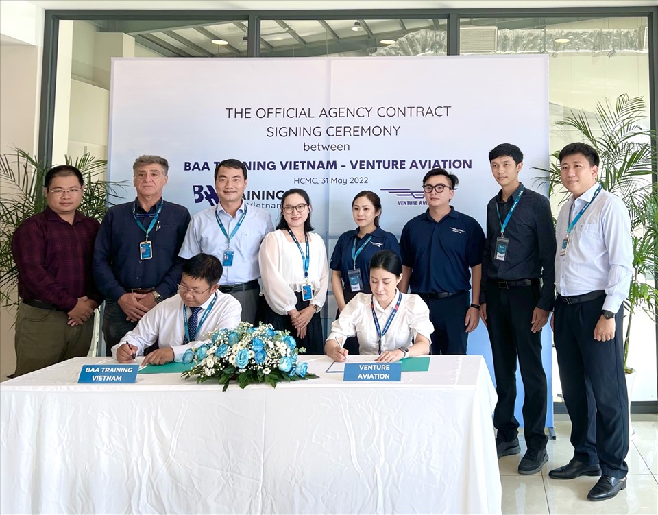 Ký kết hợp tác giữa BAA Training Vietnam và Venture Aviation. Ảnh: A.T.