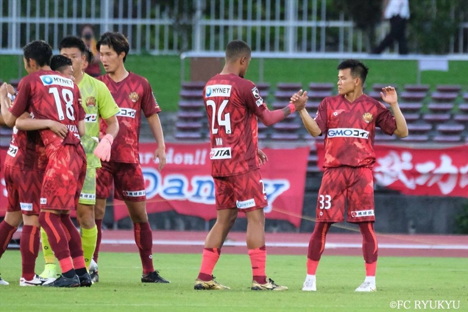 Phạm Văn Luân trở thành cầu thủ Việt Nam đầu tiên ra sân thi đấu cho 1 đội bóng tại J.League 2 sau 7 năm. Trước đó vào năm 2015, Công Phượng (Mito Hollyock) và Tuấn Anh (Yokohama FC) đều đã thi đấu tại Nhật Bản nhưng không thành công.