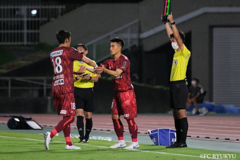Phút 87, tiền vệ Vũ Hồng Quân được đưa vào sân thay tiền đạo Ryusonuke Noda, qua đó có trận ra mắt chính thức cho FC Ryukyu. Vũ Hồng Quân cũng là tài năng trẻ của bóng đá Việt Nam được đội Sài Gòn đưa sang Nhật Bản để phát triển tài năng.