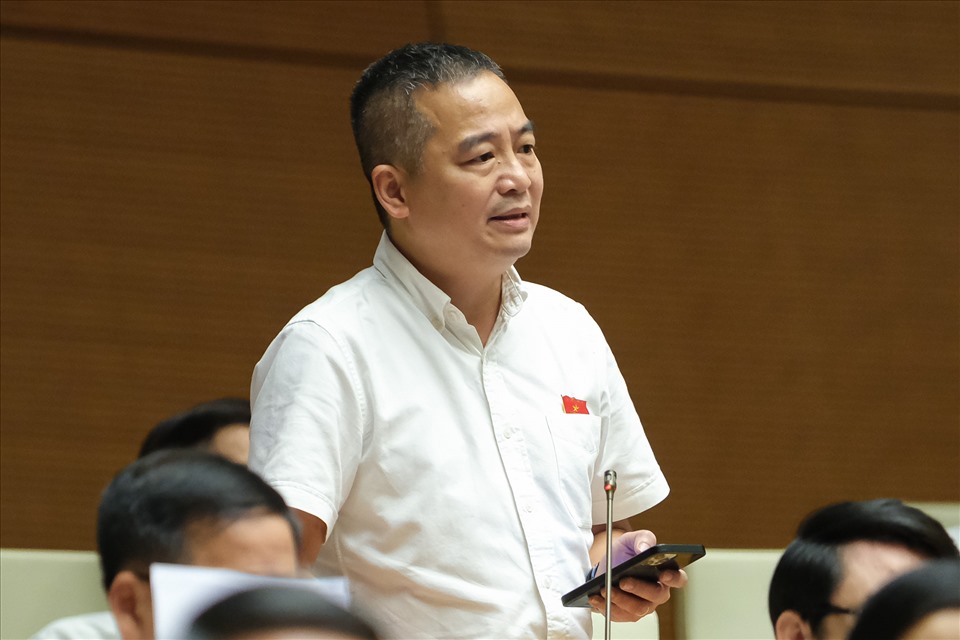 10h16: Đại biểu Nguyễn Lân Hiếu - Đoàn ĐQBH tỉnh Bình Định: Đề nghị nên cấm bán sách tham khảo trong nhà trường
