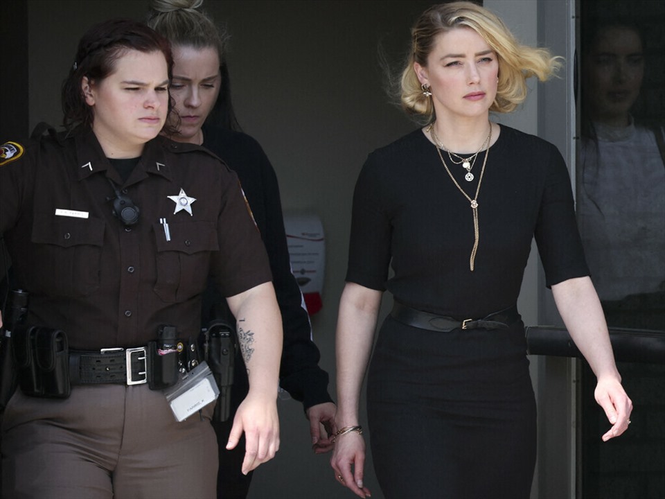 Amber Heard rời tòa án với khuôn mặt thất vọng. Ảnh: AFP.