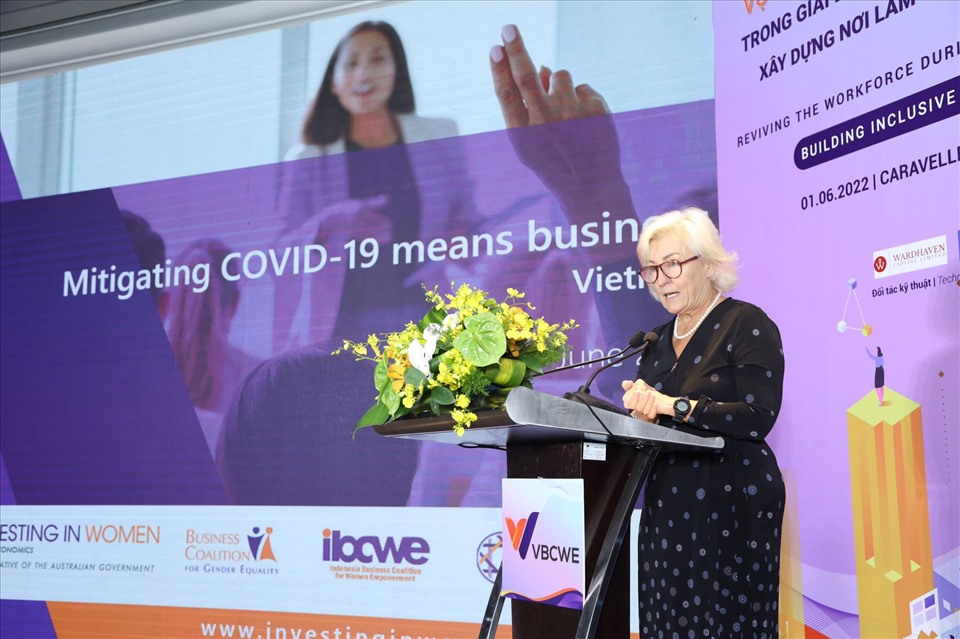 Bà Kathy Mulville - Giám đốc hợp phần Hợp tác Doanh nghiệp của dự án Investing in Women