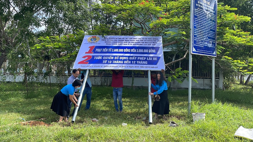 LĐLĐ Bình Thuận dựng bảng hiệu pano tại KCN Phan Thiết. Ảnh: DT