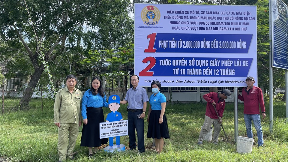 Bảng hiệu tuyên truyền được đặt ở những vị trí dễ quan sát nhằm tăng hiệu quả tuyên truyền. Ảnh: DT