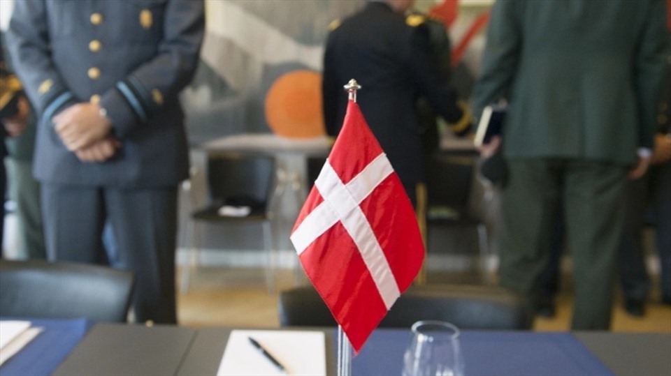 Cờ Đan Mạch trong một cuộc họp giữa các quan chức quân đội Đan Mạch và Mỹ ở Copenhagen, Đan Mạch. Ảnh: Bộ Quốc phòng Mỹ