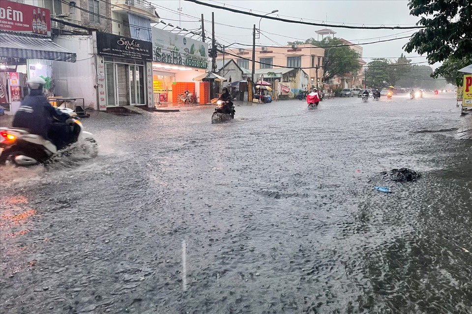 “Biển nước” mênh mông được ghi nhận tại đường số 10 (xã Bình Hưng, huyện Bình Chánh) trong cơn mưa lớn.
