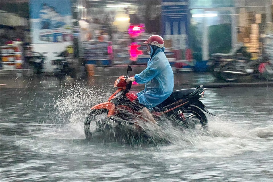 Người dân bị bõm trong trong “biển nước“. Các tuyến đường ở Quận 8 và huyện Bình Chánh thường xuyên ngập sâu mỗi khi TPHCM xuất hiện mưa lớn.
