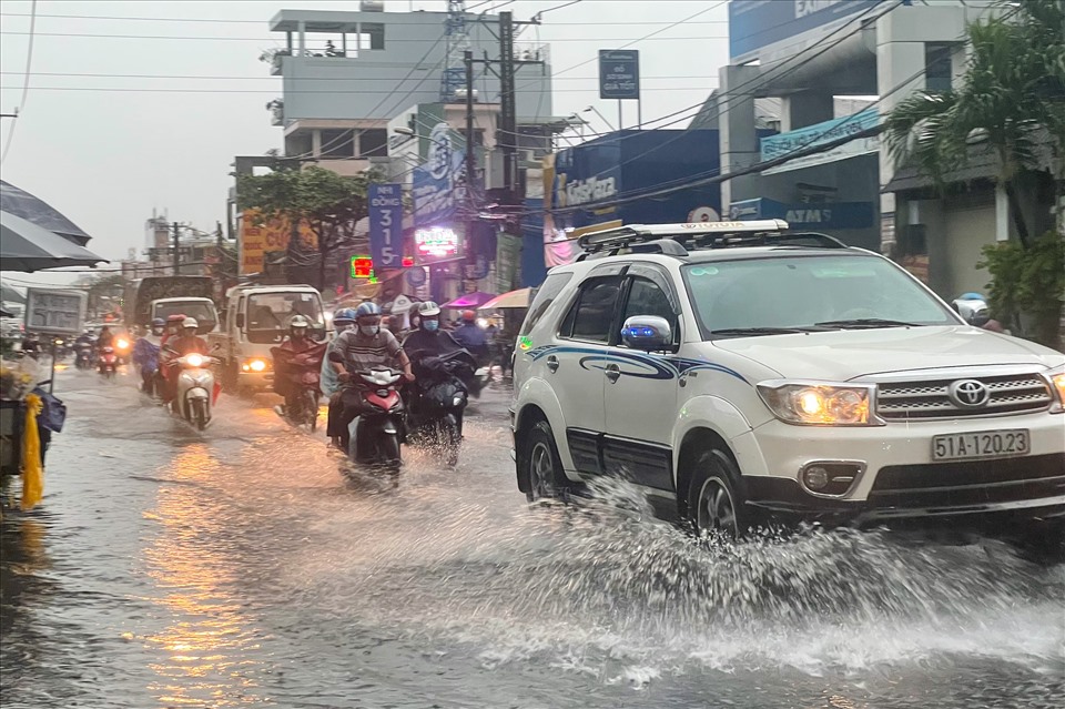 Sau khoảng 30 phút, nhiều tuyến đường ở các khu vực trũng, thấp như Quận 8, huyện Bình Chánh bắt đầu bị ngập. Vì mưa gần giờ tan tầm nên còn có thể gây kẹt xe khi nước rút không kịp ở những tuyến đường ngập cục bộ.