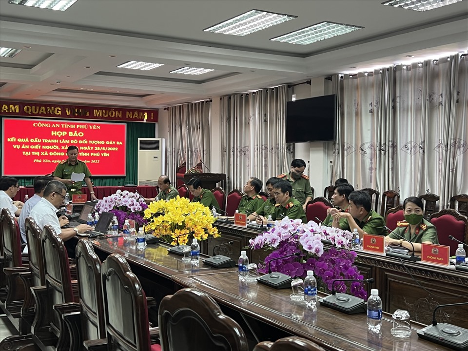 Đại tá Võ Duy Tuấn, Phó GĐ Công an tỉnh Phú Yên đọc báo cáo kết quả điều tra vụ án giết người xảy ra ngày 28.5.