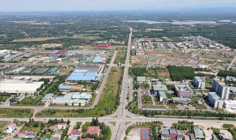 Phía bên trái đường Hùng Vương (đường trục dọc) là Khu công nghiệp Nam Đông Hà, còn phía đối diện (bên phải đường) là Bệnh viện Đa khoa tỉnh Quảng Trị và khu dân cư. Ảnh: Hưng Thơ.