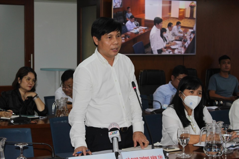 Ông Phan Công Bằng - Phó Giám đốc Sở Giao thông Vận tải TPHCM thông tin tại họp báo.