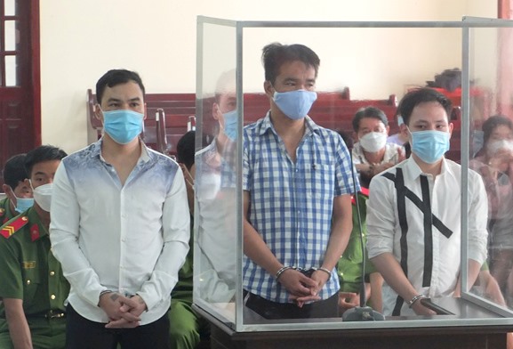 4 bị cáo bị Tòa án nhân dân tỉnh Đồng Tháp tuyên phạt 71 năm tù vì tội mua bán, tàng trữ ma túy. Ảnh: TC