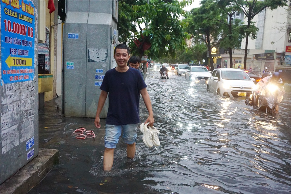 Anh Bình (ngụ phường Thảo Điền) nói đường Quốc Hương thường bị ngập sau các trận mưa lớn hoặc triều cường. Tình trạng này kéo dài nhiều năm nhưng cơ quan chức năng vẫn chưa có biện pháp giải quyết dứt điểm.