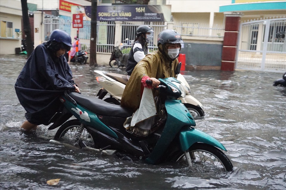 Đường Quốc Hương là một trong 39 tuyến đường ở TPHCM thường xuyên bị ngập nước sau mưa.