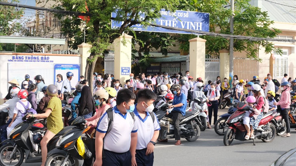 Học sinh trường THCS Lương Thế Vinh trong buổi tan trường.