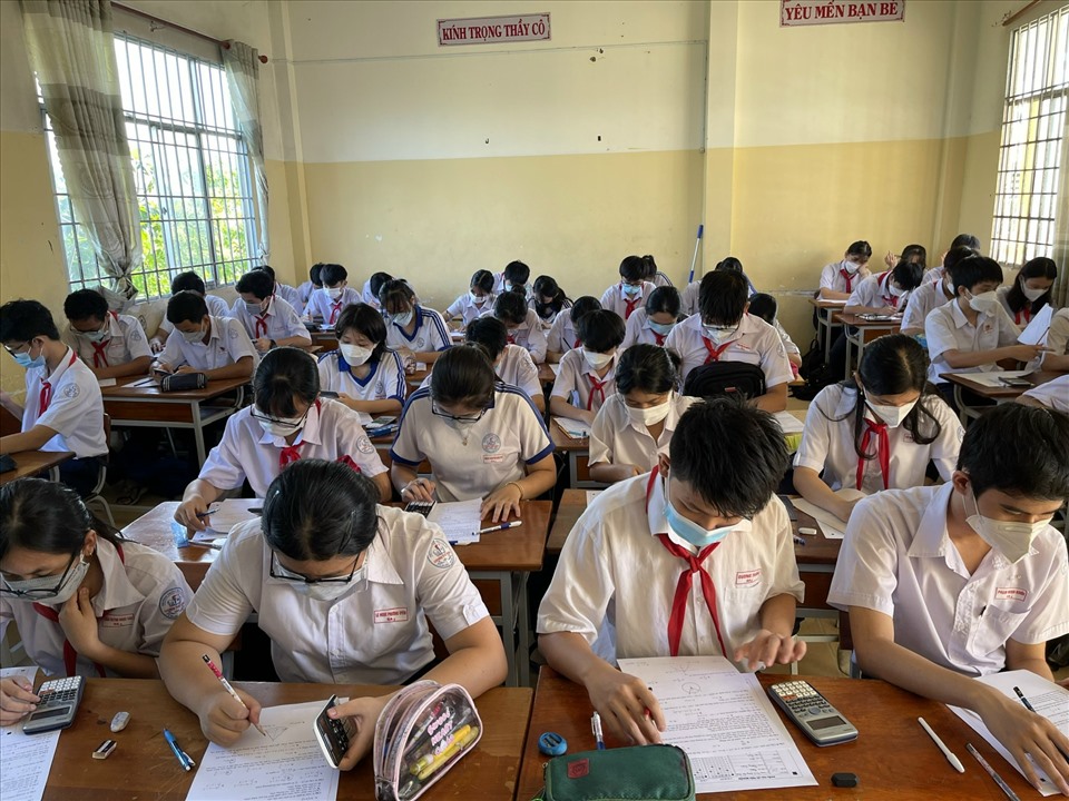 Học sinh lớp 9 tại trường THCS Lương Thế Vinh, quận Ninh Kiều trong giờ thi thử tuyển sinh lớp 10 năm 2022 - 2023