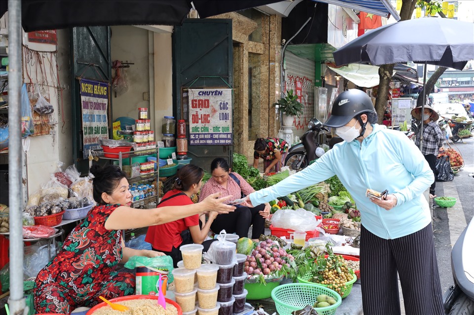 Nhiều người tiêu dùng Thủ đô lựa chọn các mặt hàng như cơm rượu nếp, trôi chè nước... trong ngày Tết Đoan Ngọ năm nay. Ảnh: Nguyễn Thúy.