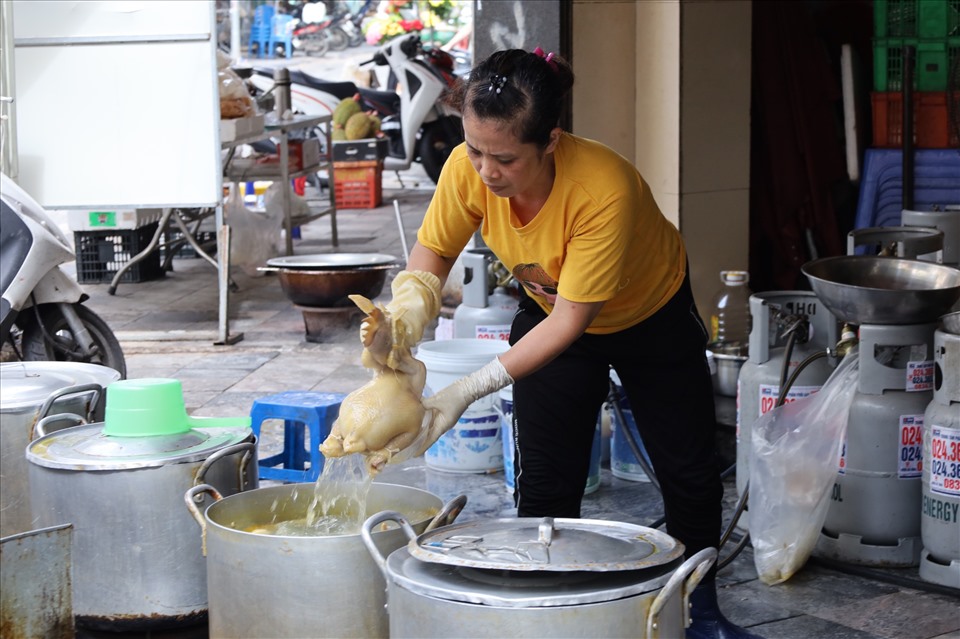 Nhân viên tại các cửa hàng bán gà cúng đều phải “luôn chân luôn tay” để kịp cung ứng ra thị trường dịp Tết Đoan Ngọ. Ảnh: Nguyễn Thúy.