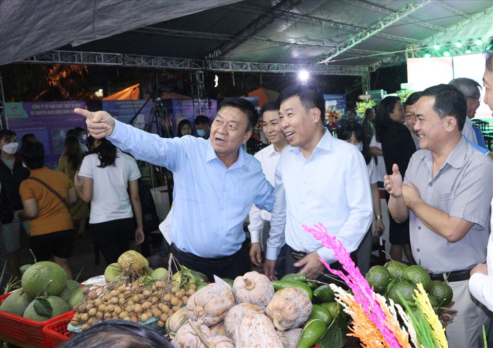 Lãnh đạo tỉnh Bình Phước đi tham quan các gian hàng tại hội chợ triển lãm.