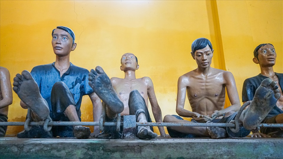 Đồng thời, trang bị mới tượng trưng bày, phục dựng tượng cũ với 198 tượng được bố trí theo ba chủ đề chính, tái hiện cảnh sinh hoạt trong tù.