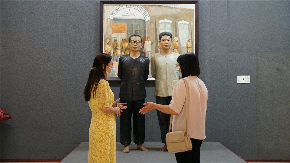 Đến thăm Khám Lớn, chúng tôi được bà Đỗ Linh Chi, Phó trưởng Phòng Quản Lý di tích Bảo tàng thành phố Cần Thơ thuyết minh về những kí ức bi thương của con người nơi đây, về những tội ác của thực dân đế quốc.