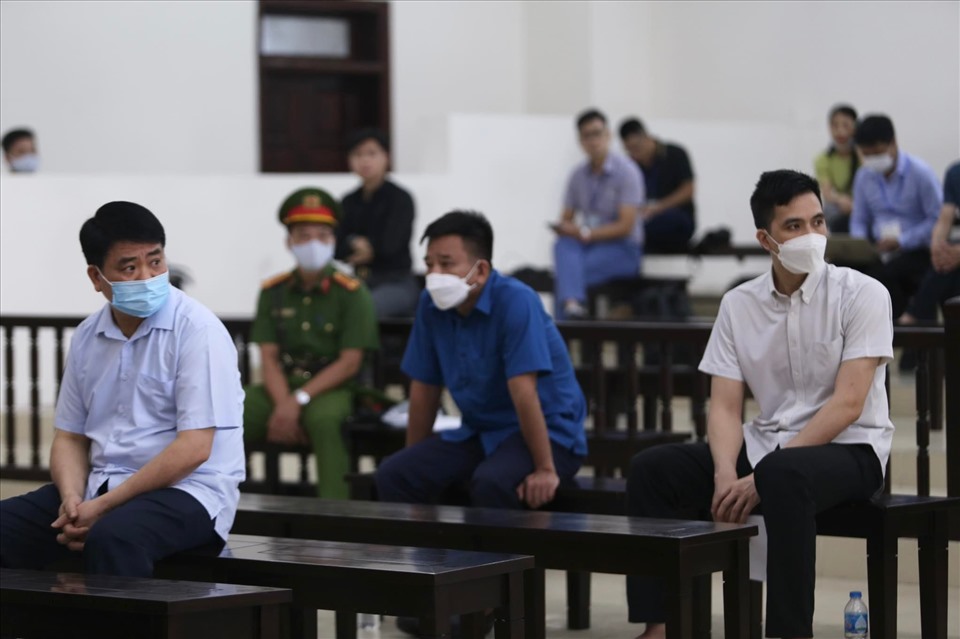 Trước phiên toà phúc thẩm, ông Nguyễn Đức Chung đã gửi bản giải trình hơn 100 trang, cho rằng bị tuyên án oan trong vụ mua chế phẩm Redoxy-3C. Ảnh: V.D