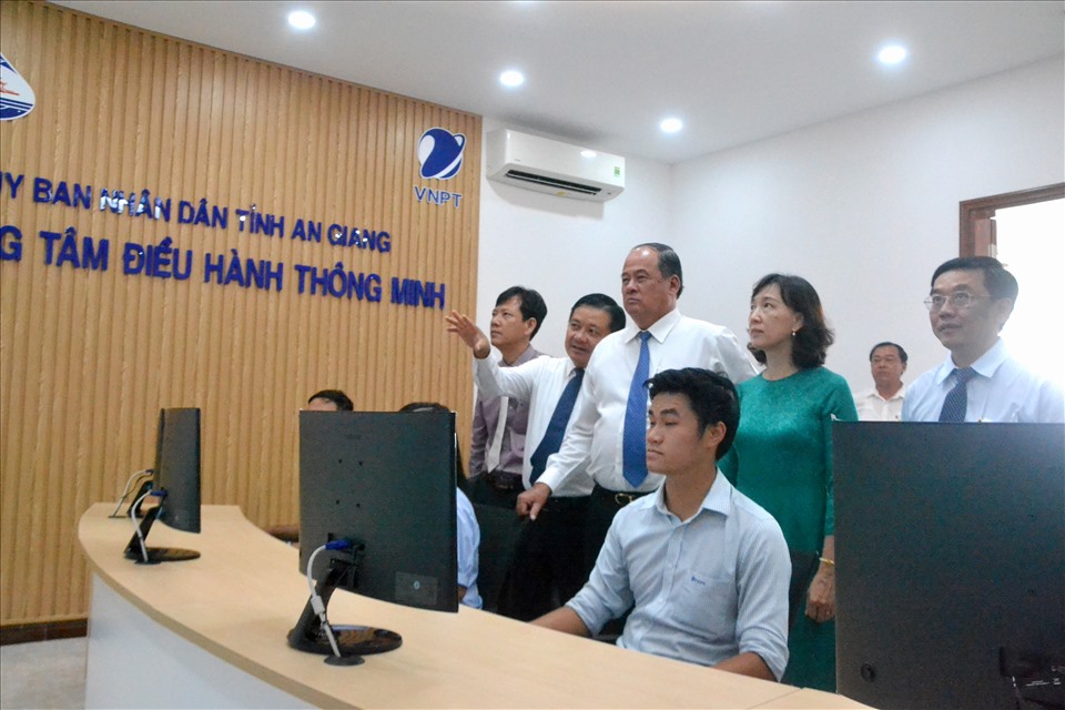 Đại diện lãnh đạo VNPT và UBND tỉnh An Giang tham quan phòng điều hành. Ảnh: LT