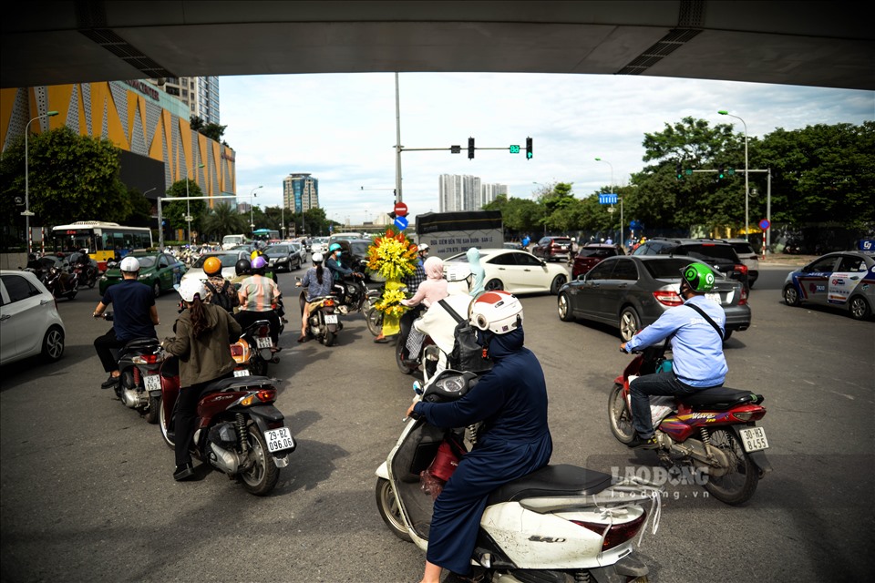 Tương tự tại nút giao Hoàng Minh Giám - Nguyễn Chánh - Trần Duy Hưng, tình trạng giao thông ngày đầu tuần cũng có những tín hiệu khả quan khi tình trạng tắc đường giảm đáng kể.