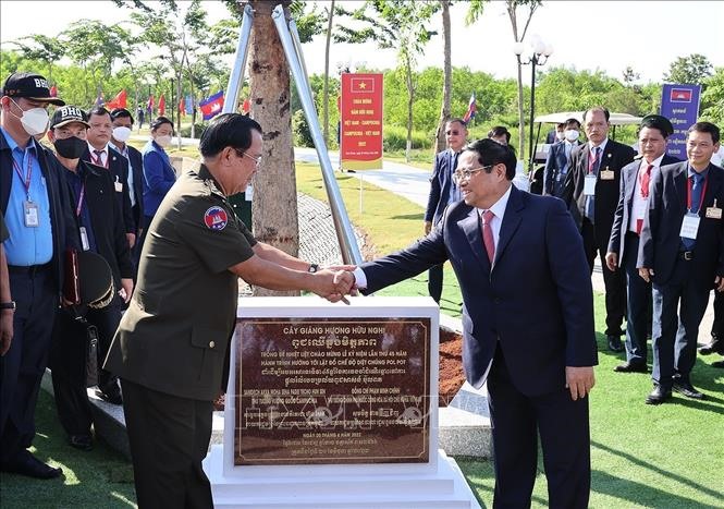 Thủ tướng Phạm Minh Chính và Thủ tướng Campuchia Samdech Techo Hun Sen trồng cây hữu nghị tại khu vực X16. Ảnh: TTXVN