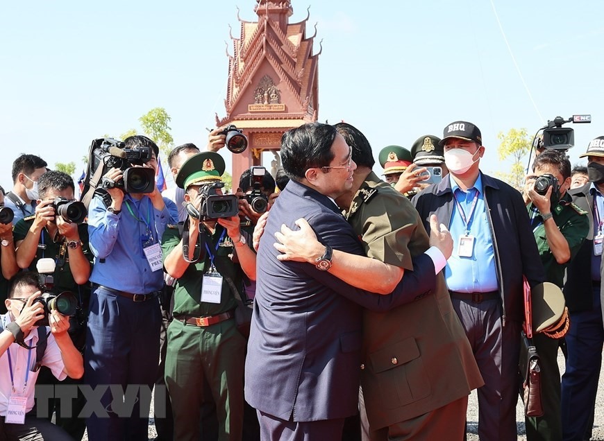 Thủ tướng Campuchia Samdech Techo Hun Sen đón Thủ tướng Phạm Minh Chính. Ảnh: TTXVN
