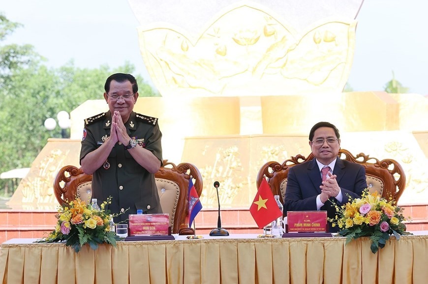 Thủ tướng Phạm Minh chính và Thủ tướng Campuchia Samdech Techo Hun Sen dự buổi nói chuyện với nhân dân Việt Nam. Ảnh: TTXVN