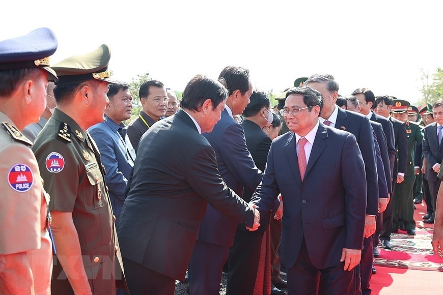 Thủ tướng Phạm Minh Chính đón Thủ tướng Campuchia Samdech Techo Hun Sen sang thăm điểm dừng chân trong hành trình cứu nước tại Khu vực X16. Đây là hoạt động trong chương trình lễ kỷ niệm 45 năm “Con đường tiến tới đánh đổ chế độ diệt chủng Pol Pot của Thủ tướng Campuchia Hun Sen“. Ảnh: TTXVN